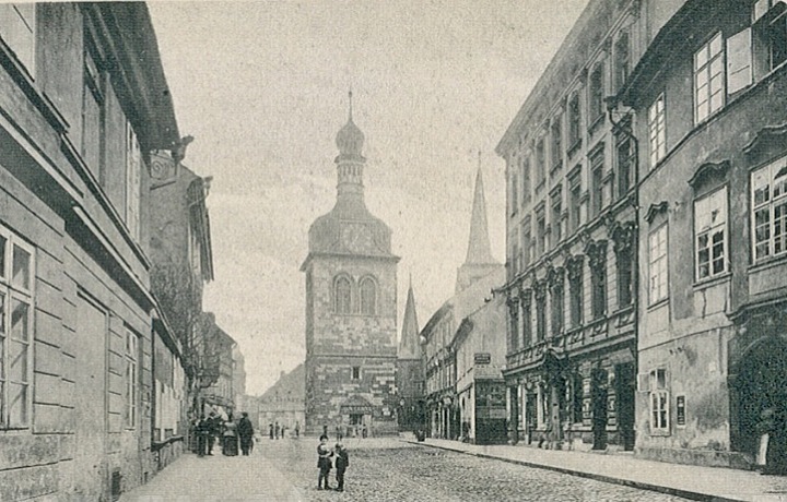 Pohled na Petrskou věž ze staré pohlednice