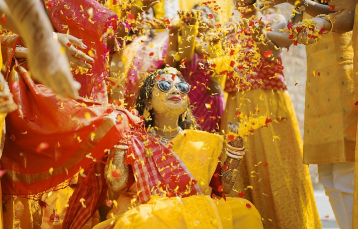 Gaye Holud je zábavný obřad, při kterém se ženich a nevěsta potírají kurkumovou pastou.