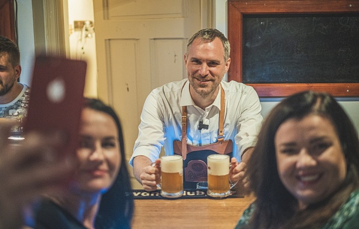 Součást volební kampaně bylo i pivo se Zdeňkem Hřibem