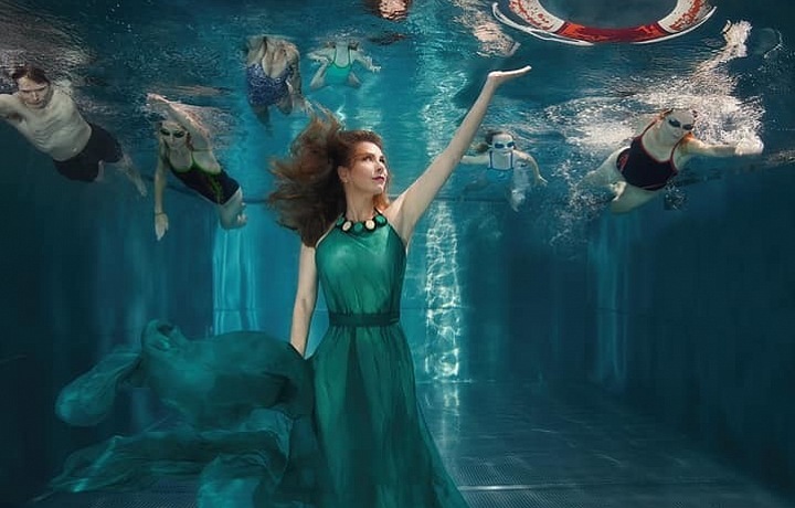 Ivana Tykač je úvodní fotografii celého kalendáře. 