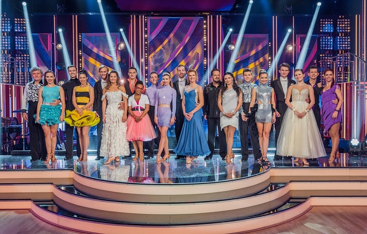 Na začátku bylo deset tanečních párů, zbylo jich pět. 