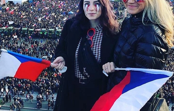 Dcera zpěvačky Lindy Finkové s kamarádkou