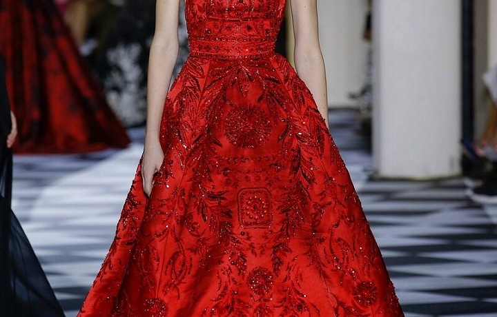 Červená luxusní róba Haute Couture.