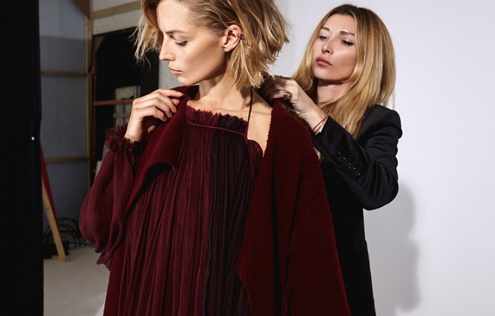 Ivana Mentlová při práci - Kolekce S/S 2019 - KARA X IVANA MENTLOVÁ