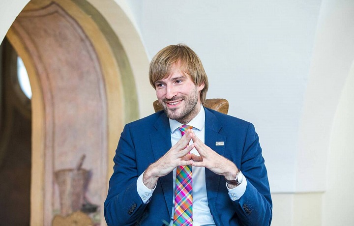 Adam Vojtěch se usmívá.