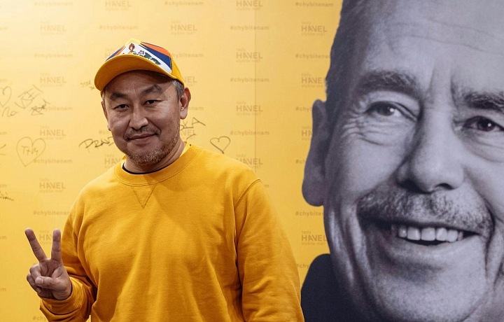 Shabdrung Sonam pózující s fotkou Václava Havla