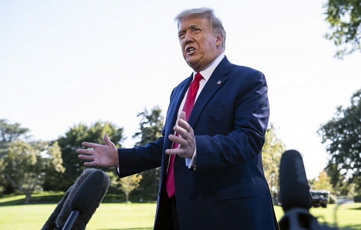 Americký prezident Donald Trump mluví s novináři