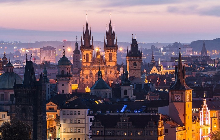 Praha a její historické centrum láká turisty i nové obyvatele stále častěji