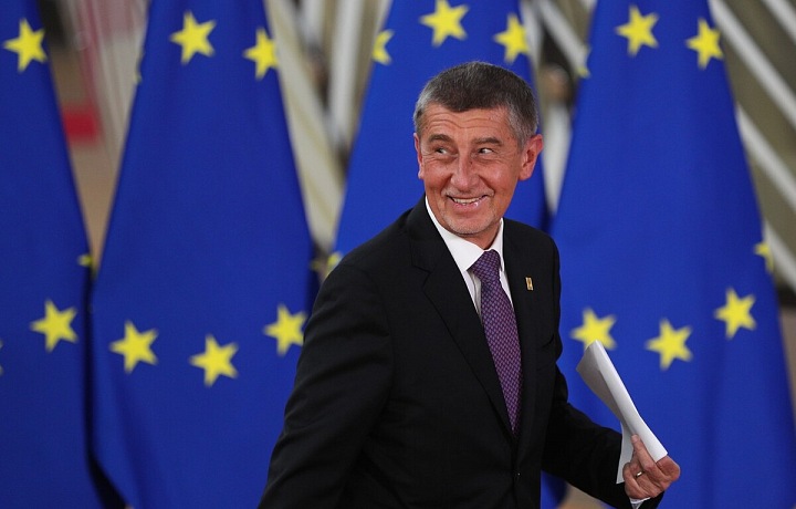 Andrej Babiš s vlajkou EU