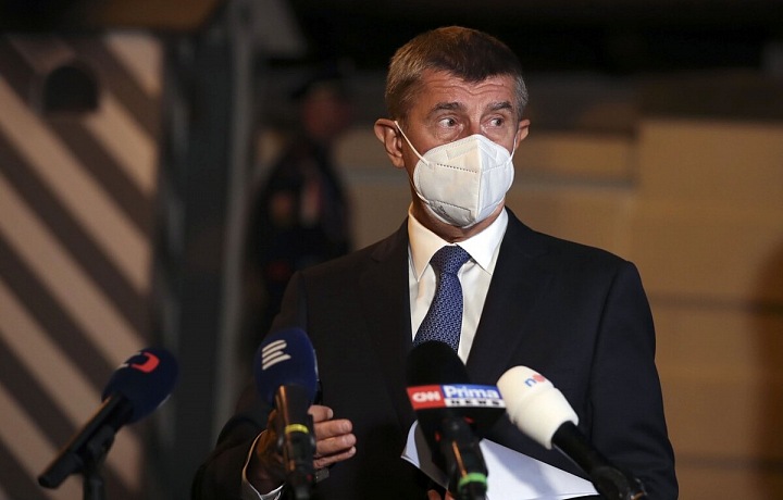 Andrej Babiš v roušce