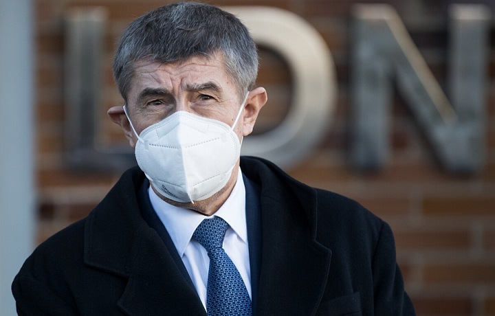 Andrej Babiš v roušce