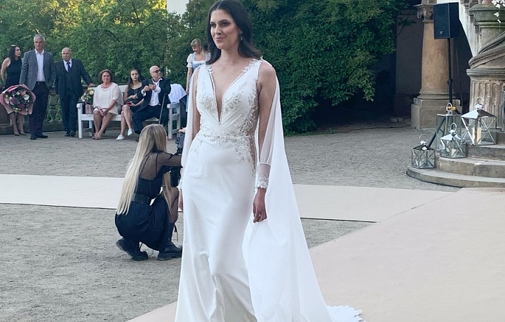 Aneta Vignerová ve svatebních šatech. 