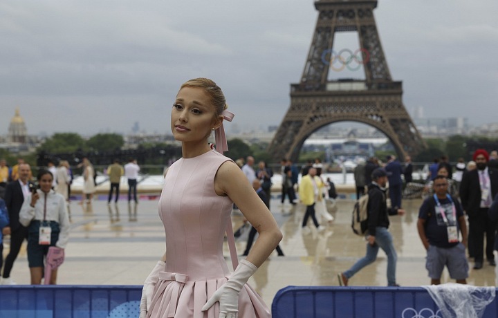 Ariana Grande přijela se svým bratrem.