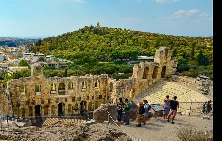 Návštěvníky řeckých památek trápí velké horko