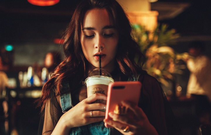 Posílání zpráv je hlavně pro mladé skvělou zábavou