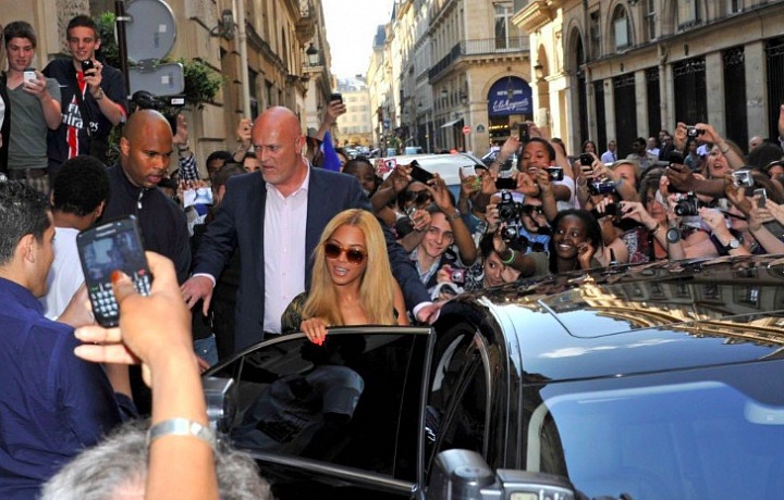 Beyonce před podnikem L'Avenue