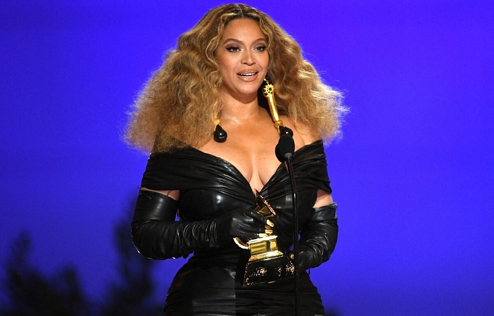 Zpěvačka Beyoncé na předávání cen Grammy 2021
