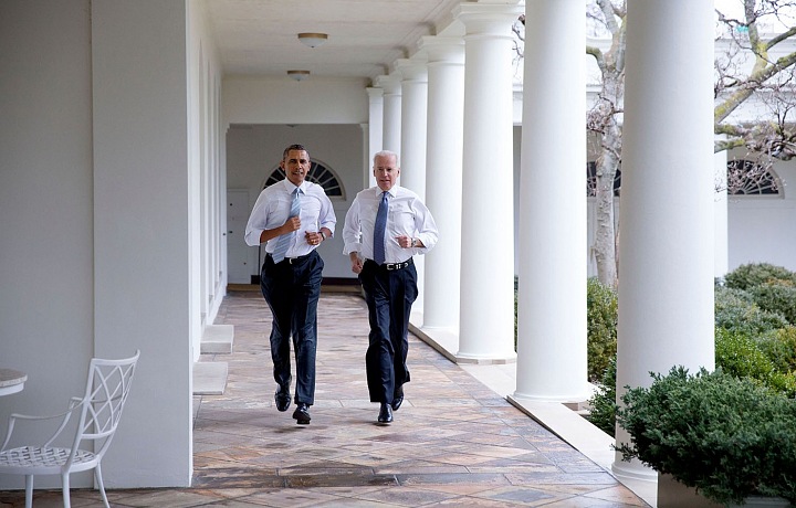 Joe Biden a Barack Obama, při typickém běhu.