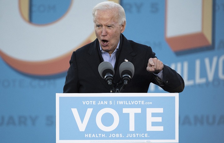 Joe Biden během kampaně v roce 2020, další se vzdal.