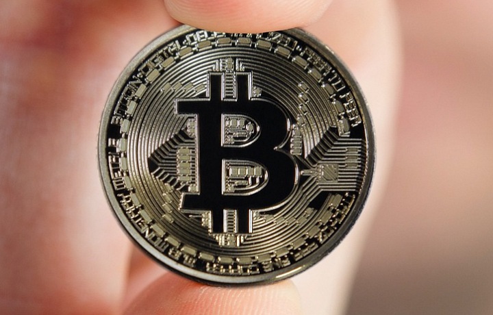 Bitcoiny vyvolaly politickou krizi