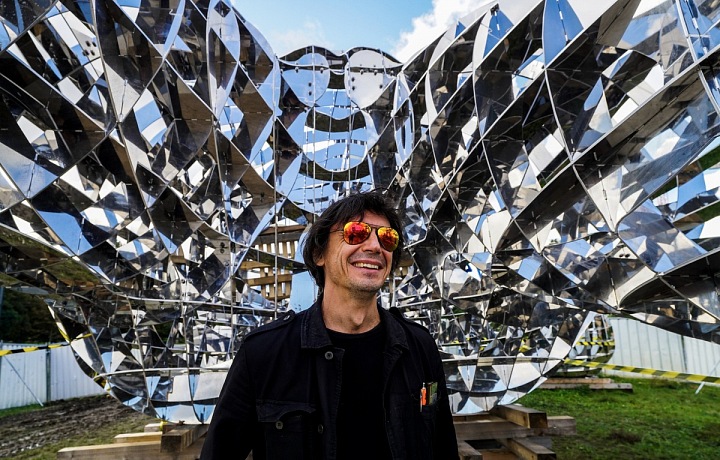 David Černý před instalací sochy Lilith.