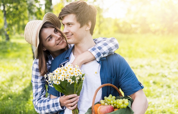 Šťastný zamilovaný mladý pár v přírodě