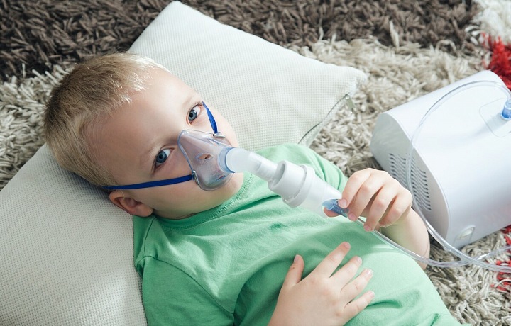 Chlapec s respiračním onemocněním