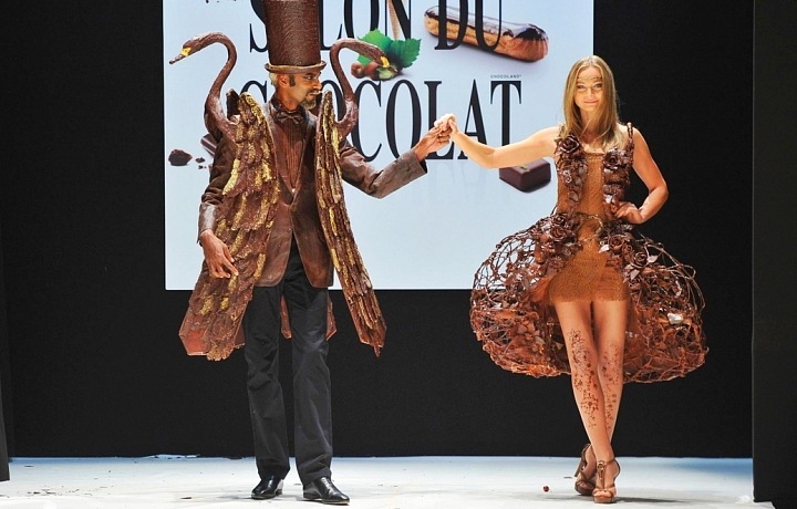 Čokoládový festival v Paříži, fashion show, čokoládový oděv