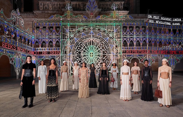 Ženy v modelech Dior Cruise 2021