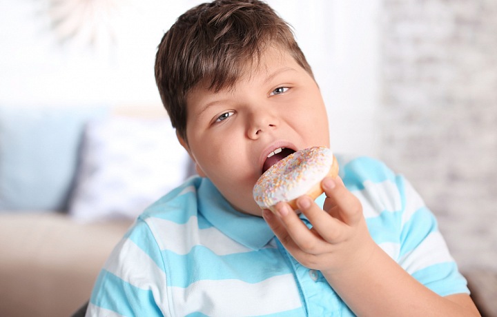 Dítě jí donut.