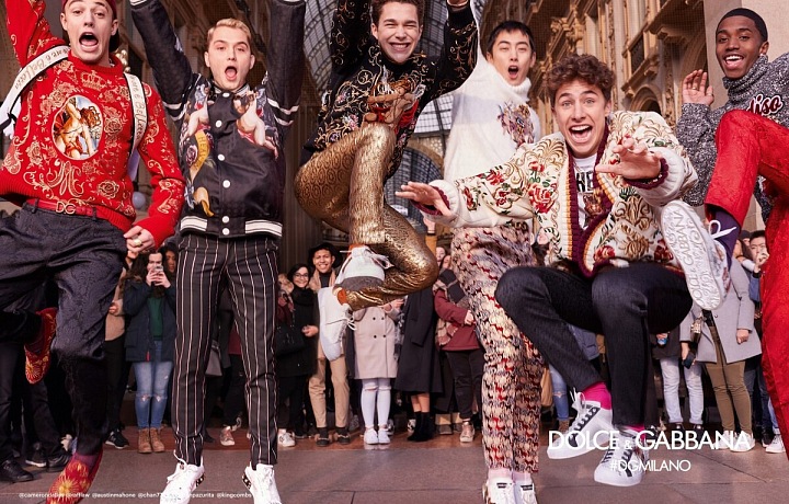 Skočte si do ulic v outfitu Dolce & Gabbana. 