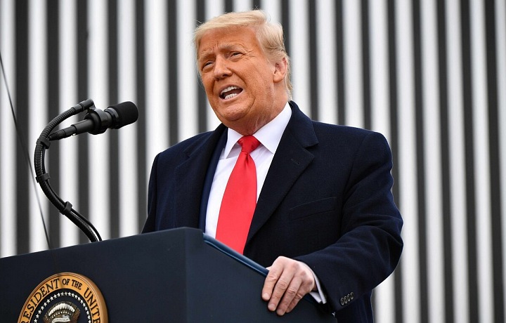 Americký prezident Donald Trump u hranice s Mexikem