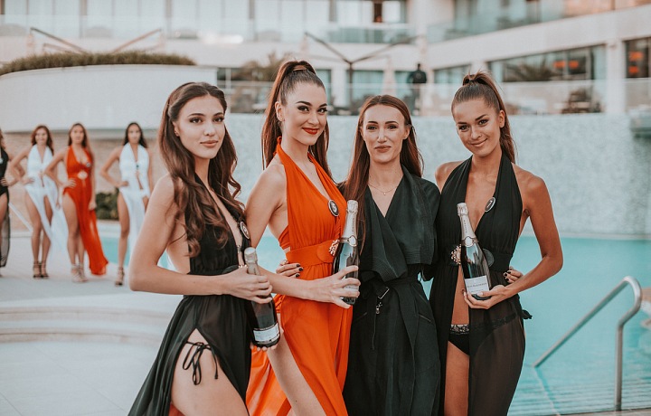 Výherkyně Best in Swimsuits společně s Makarenko.