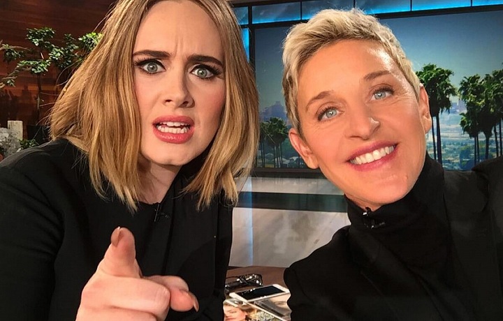 Moderátorka Ellen DeGeneres a zpěvačka Adele