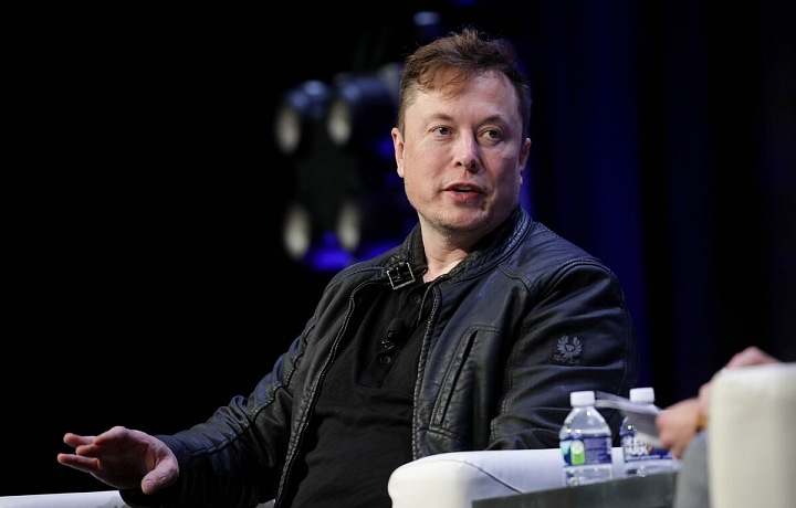 Elon Musk v kožené bundě