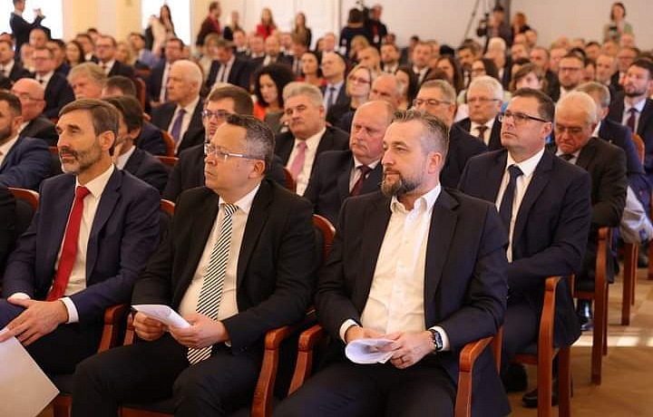 Které strany nasypaly do volební kampaně nejvíc peněz?