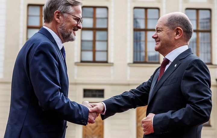 Premiéru Fialovi udělalo radost nejen setkání s kancléřem Scholzem, ale i neplnění maastrichtských kritérií, kvůli špatné ekonomické situaci