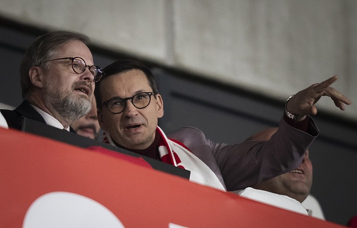 Petr Fiala sleduje s fotbalové utkání s polským ex-premiérem Mateuszem Moravieckim.