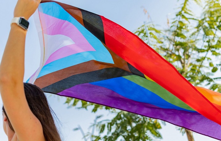 Duchová vlajka je symbolem pluralita v sexuálních preferencích.