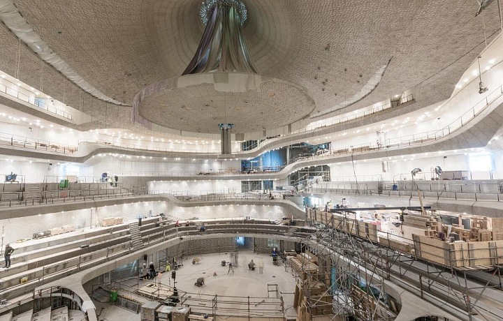 Probíhající práce na stavbě Velkého sálu