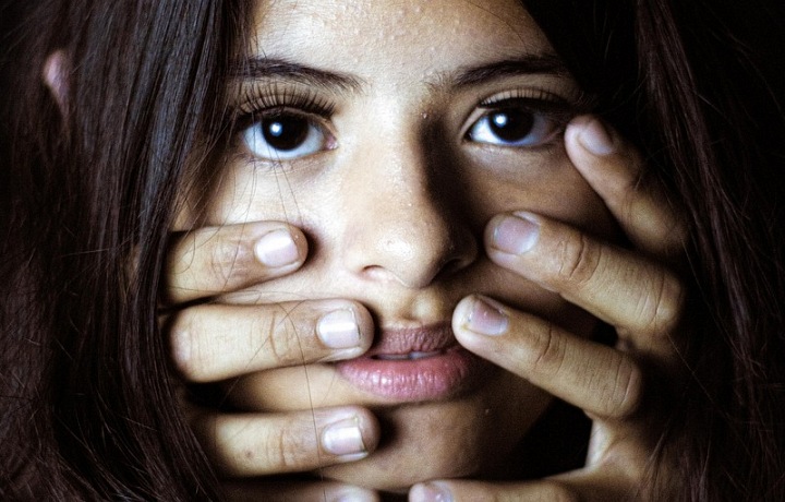 Téměř 70 % Češek (69 %) si pak dokonce myslí, že sex bez souhlasu by měl být nelegální. 