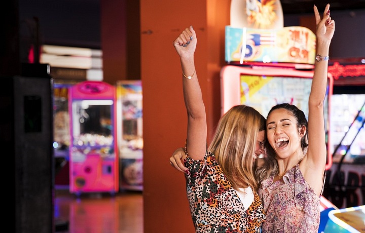 Ženy radující se z vítězství v casinu.