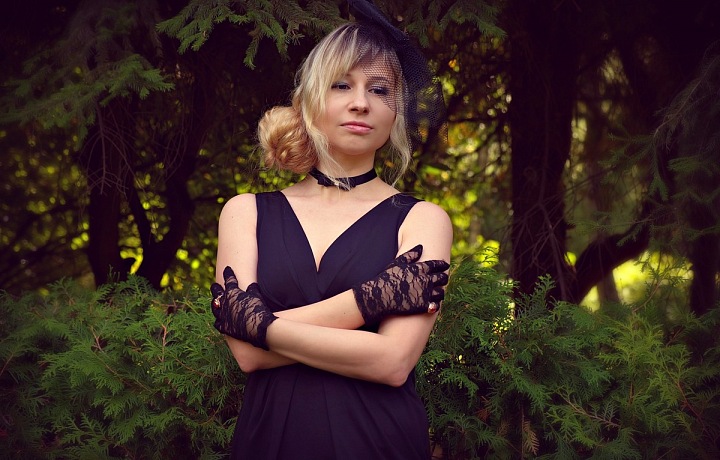 Mladá žena v pohřebních šatech
