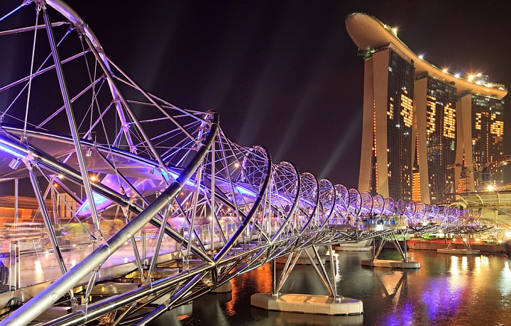 Helix Bridge v pozadí s Marina Bay