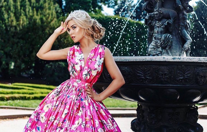 Dominika se proslavila tím, že nosí růžovou