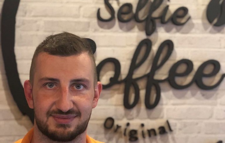 Adam Marek s přítelkyní jsou prvními provozovateli kavárny Selfie Coffee u nás. 
