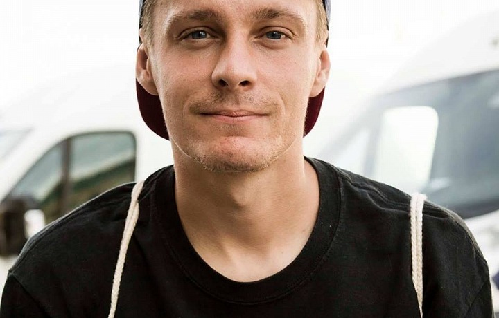 Maxim je nejlepší český skateboardista. 