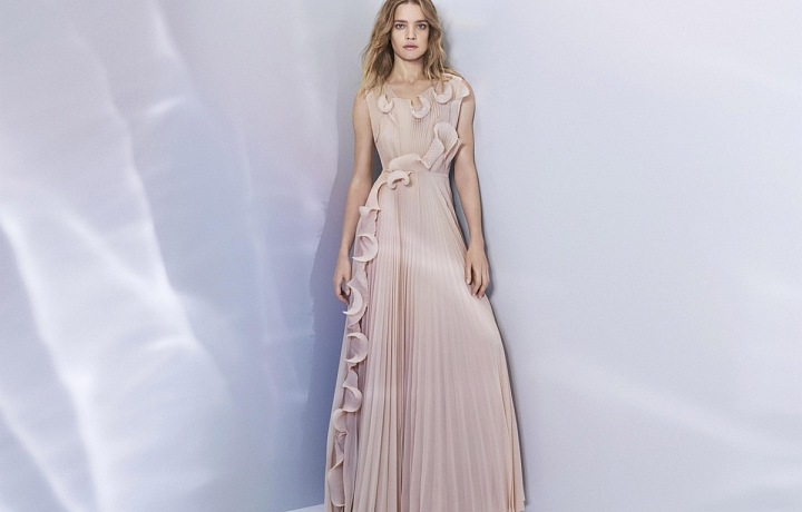 Natalja Vodianová v šatech z kousků z pet lahví