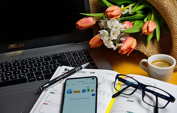 Práce z domova může mít výhody i nevýhody.