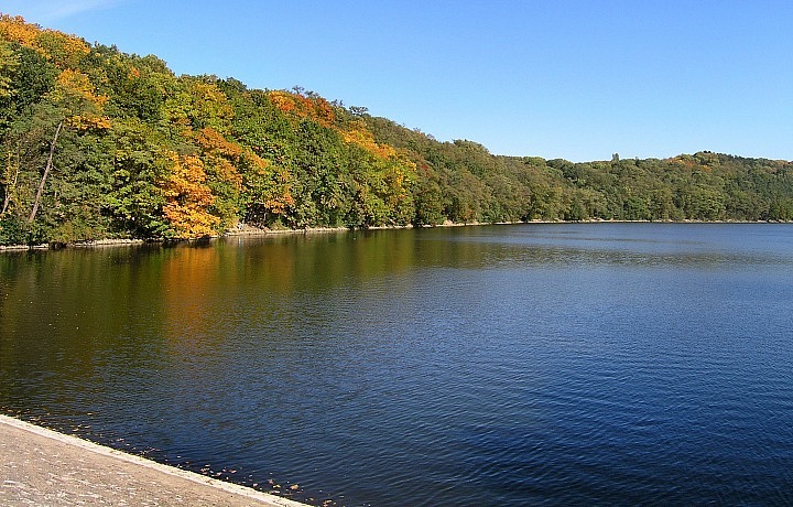 Bydlení v přírodě je sen každého z nás. O to výhodnější, když jste stále ve městě.